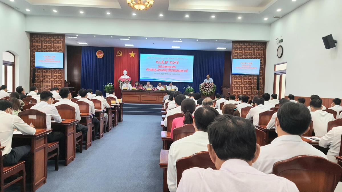 Quang cảnh buổi gặp mặt tri ân đội ngũ cán bộ, nhân viên y tế tiêu biểu.