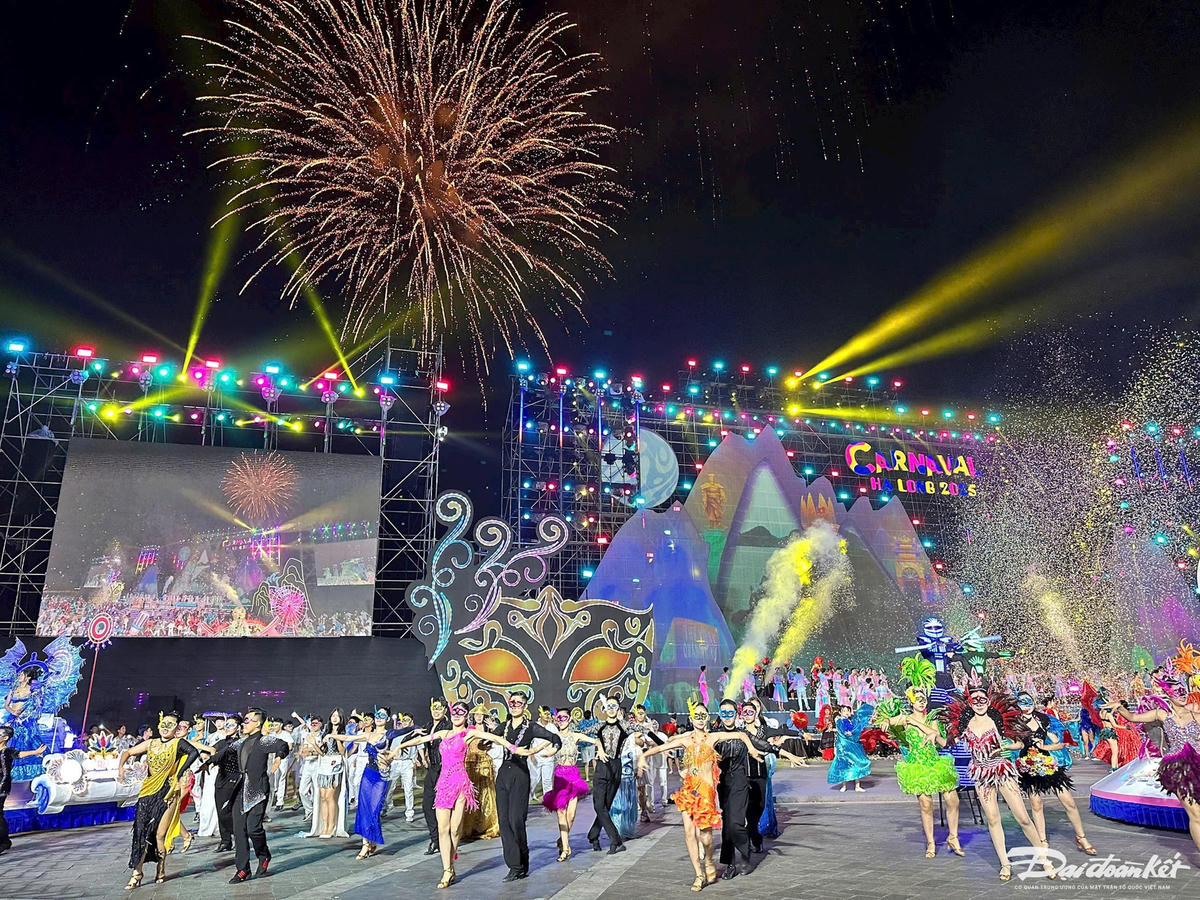 Quảng Ninh tổ chức bắn pháo hoa trong dịp lễ Carnaval 2025. Ảnh: Ngọc Anh.