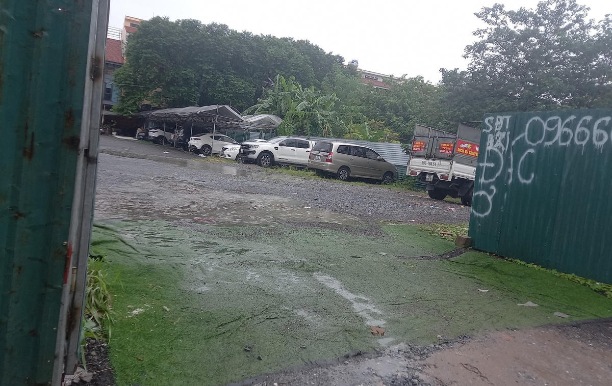 Một bãi xe không phép có nguy cơ gây mất an ninh trật tự, tiềm ẩn nguy cơ cháy nổ.