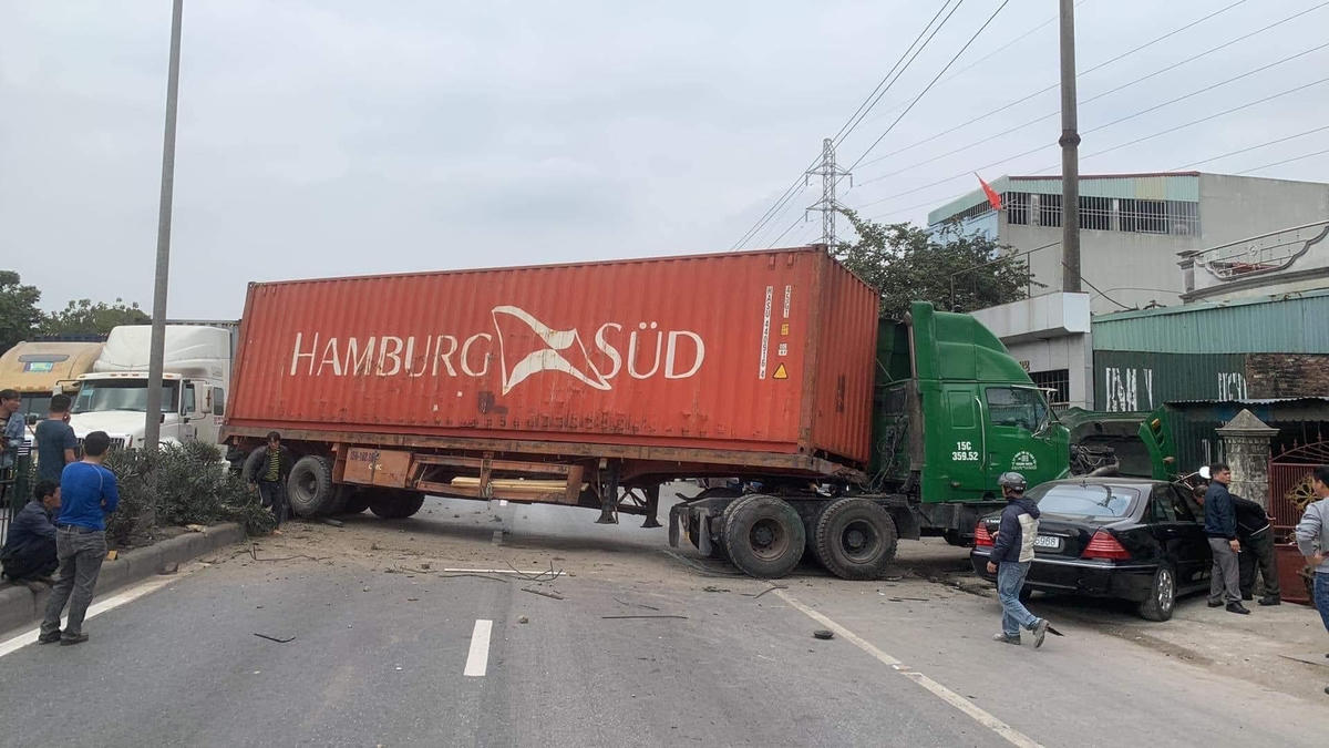 Hiện trường vụ tai nạn giữa xe đầu kéo với xe con, xe máy khiến một người bị tử vong, một người bị thương.