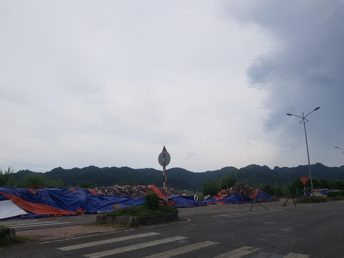 Hàng trăm tấn rác thải vẫn đang được phủ bạt trên đường Trương Hán Siêu.