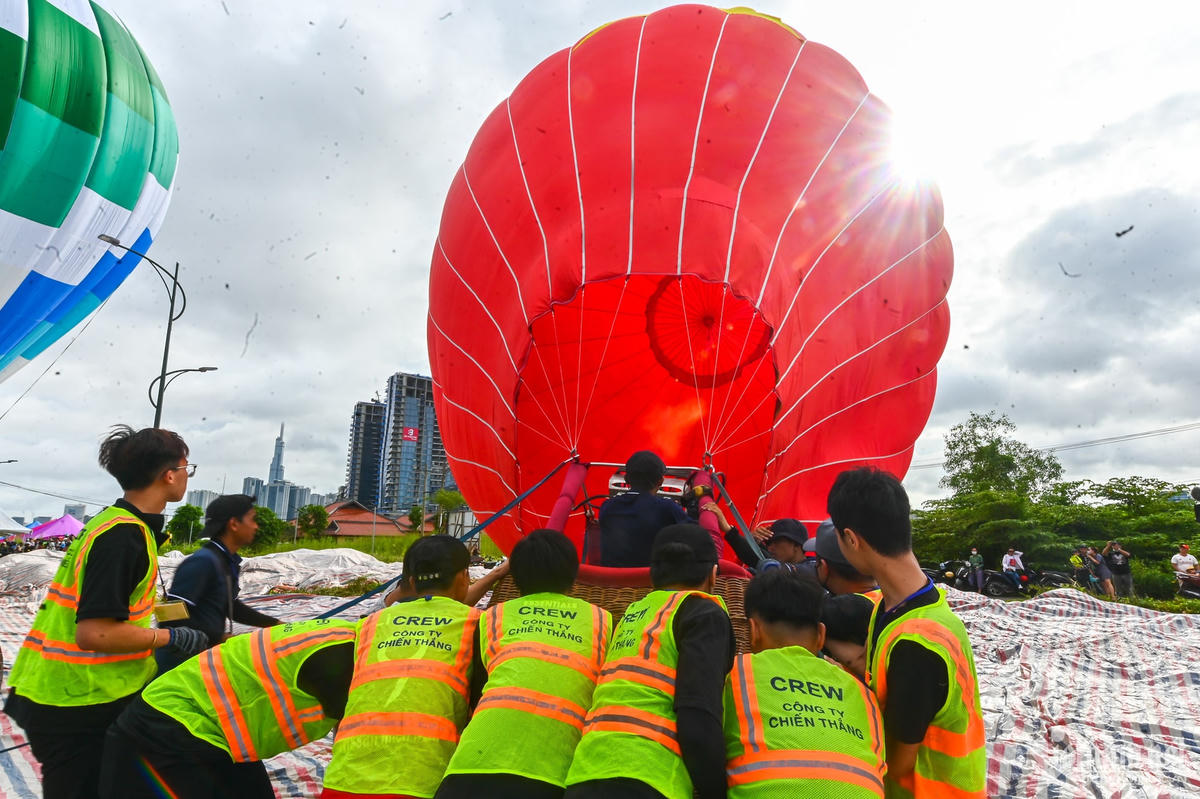 Khinh khí cầu lớn in hình Quốc kỳ cần tới hơn 10 người cùng thao tác mới có thể bay. 