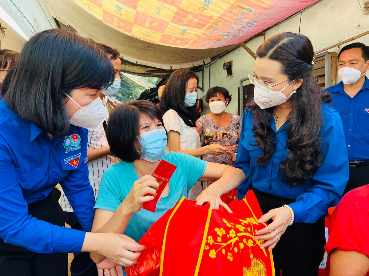 Một hoạt động hỗ trợ quà Tết cho người lao động tại Bình Dương (Ảnh: Đ.Tr).