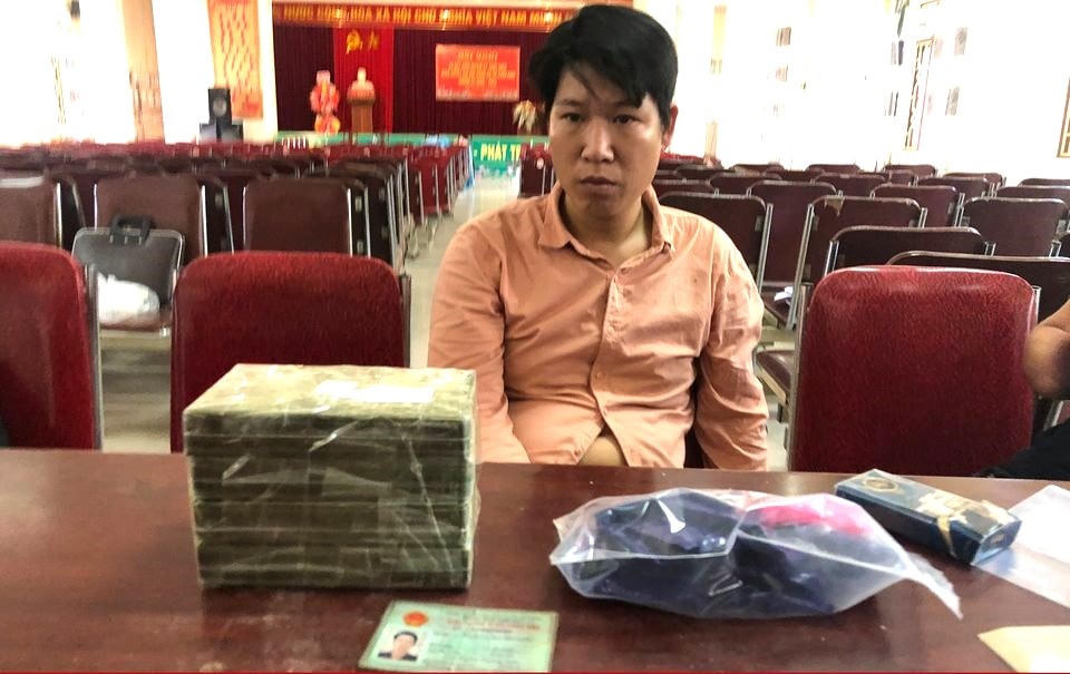 Đối tượng Trần Văn Hoàng tại cơ quan Công an.