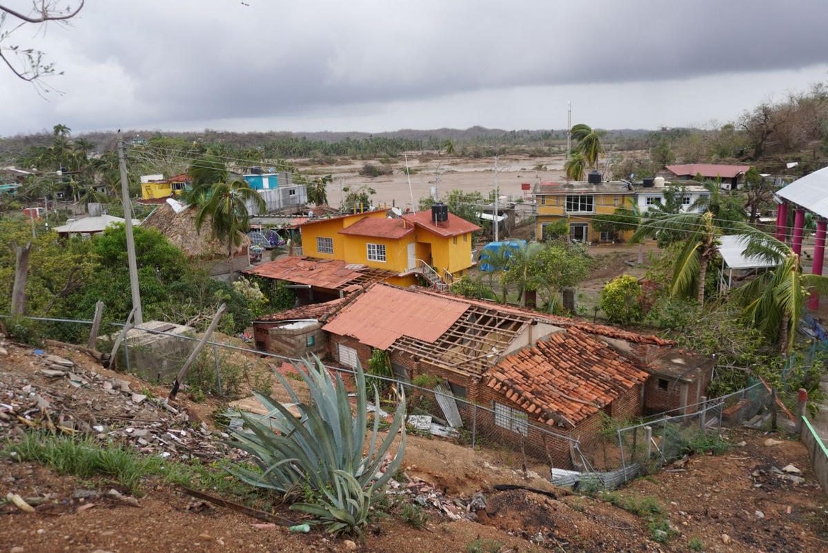 Mái của một ngôi nhà bị hư hại sau cơn bão Agatha, ở San Isidro del Palmar, bang Oaxaca, Mexico. Ảnh: Reuters.
