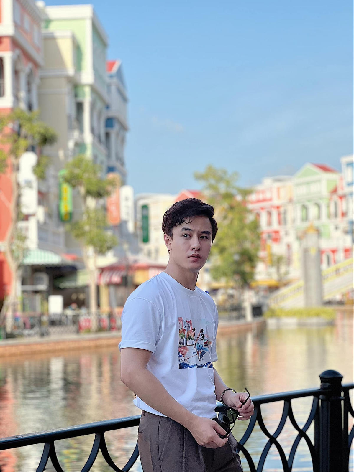 Dù mới chỉ đảm nhận một số vai phụ nhưng nhờ vẻ ngoài điển trai, thân hình cao to, Quang Trọng bước đầu để lại ấn tượng với khán giả. 