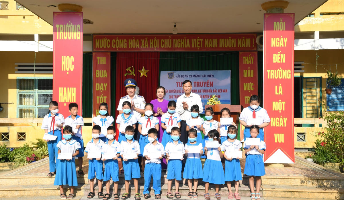 Tặng quà cho học sinh khó khăn của Trường Tiểu học Võ Thị Sáu.