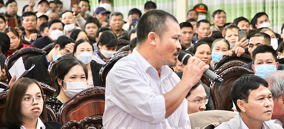 Người dân nêu những phản ánh, kiến nghị, đề xuất tại cuộc đối thoại.