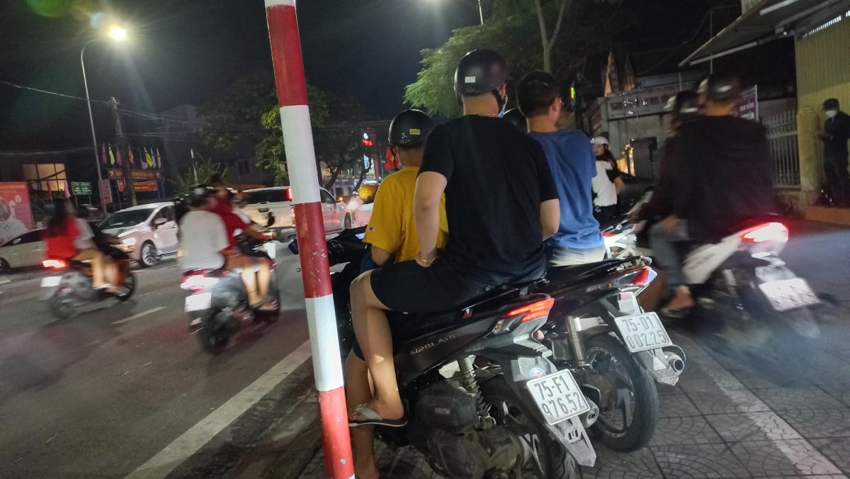 Nhiều người không vì xuống đường chạy xe, hò hét... ăn mừng.