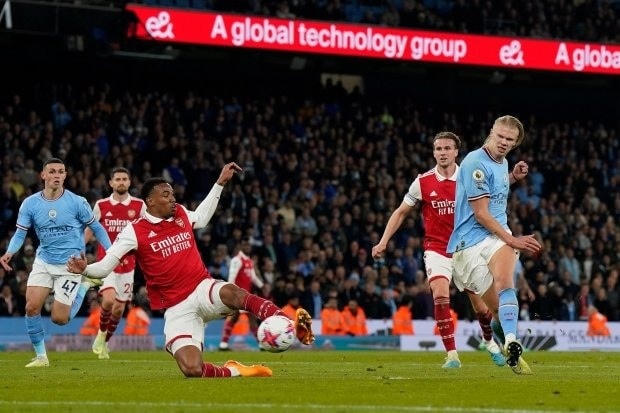 Erling Haaland làm tung lưới Arsenal ở phút bù giờ 90+5 (Ảnh: Alamy).
