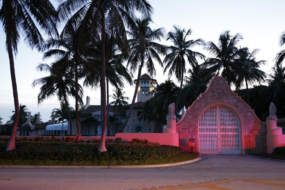 Lối vào khu dinh thự Mar-a-Lago của cựu Tổng thống Donald Trump ở Palm Beach, Florida.