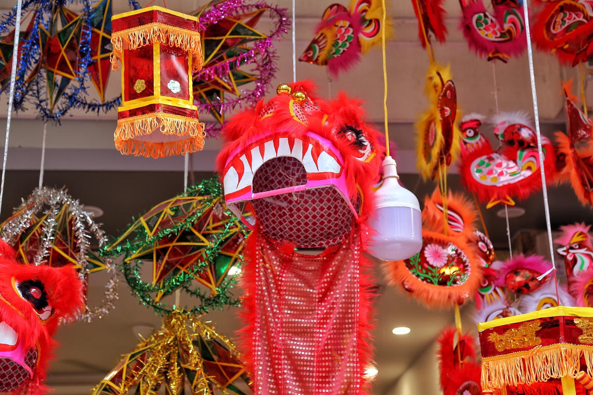 Đồ chơi có màu sặc sỡ đều được các chủ cửa hàng treo lên cao nhằm thu hút khách tới mua.