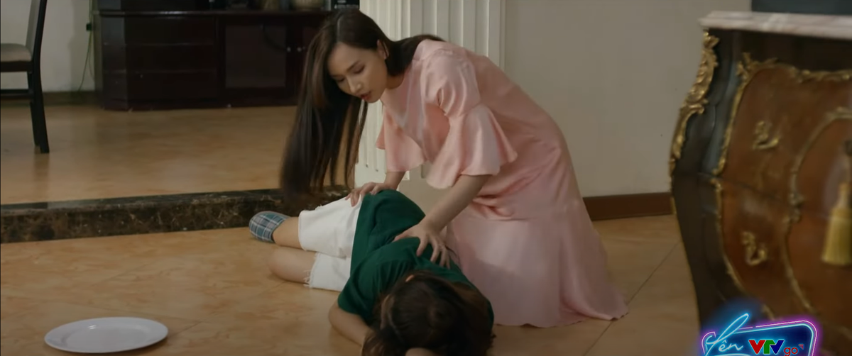 Mai Anh bất ngờ bị bất tỉnh, Giang hốt hoảng chạy lại đỡ cô bé dậy. Ảnh: CMH. 