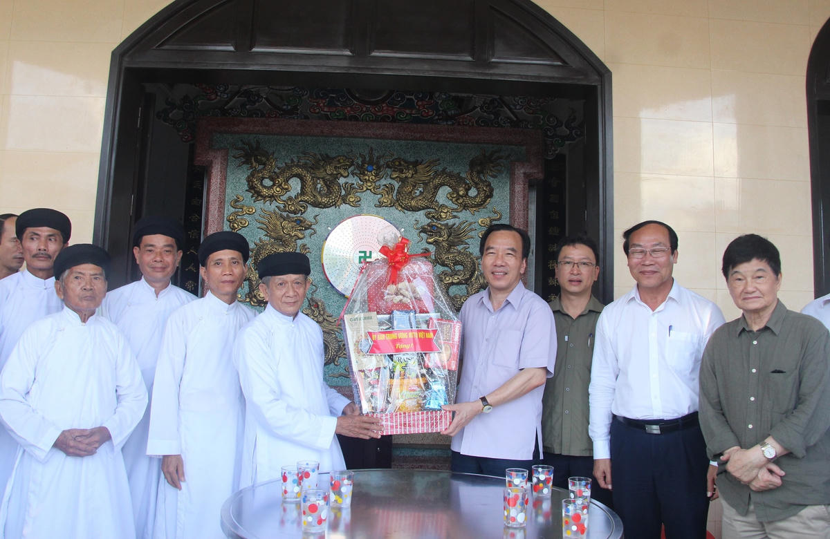 Ông Ngô Sách Thực thăm và tặng quà Hội thánh truyền giáo Cao đài Hội An.