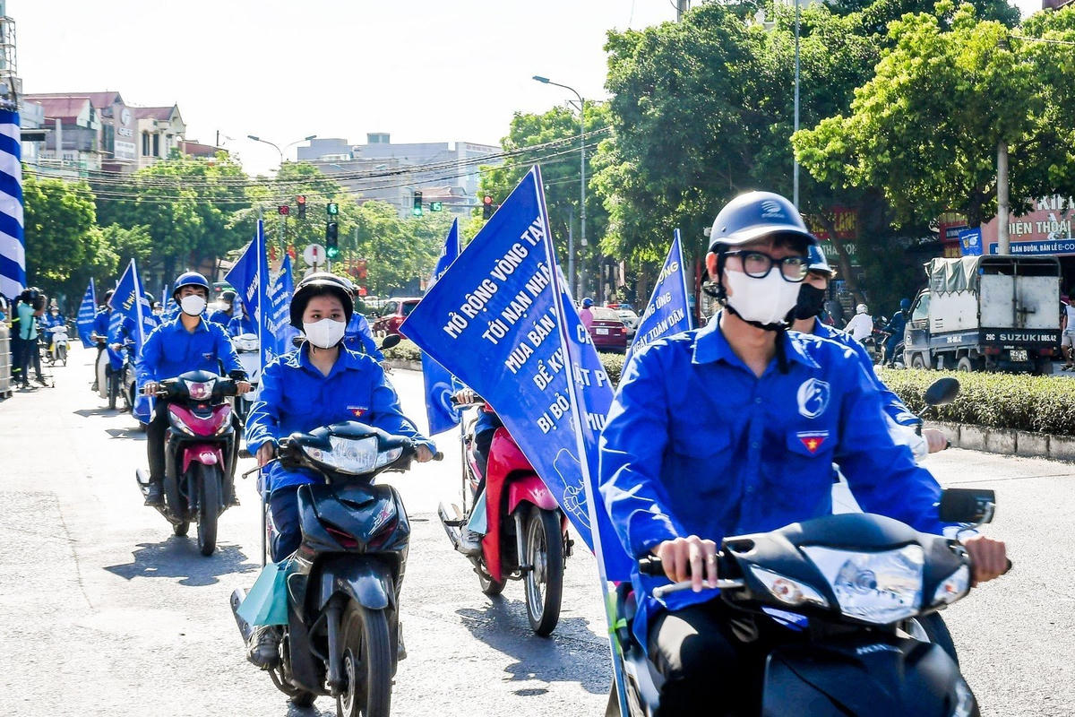 Các tổ chức, đoàn viên diễu hành nhằm tuyên truyền, hưởng ứng Ngày toàn dân phòng, chống mua bán người.
