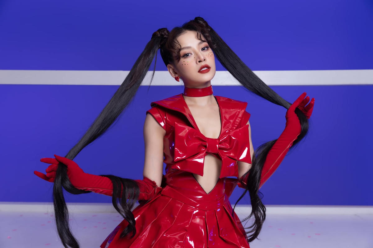 Hai sản phẩm "Black Hickey" và “Sashimi” gây tranh cãi vì quá sexy và phản cảm. Ảnh: FBNV. 