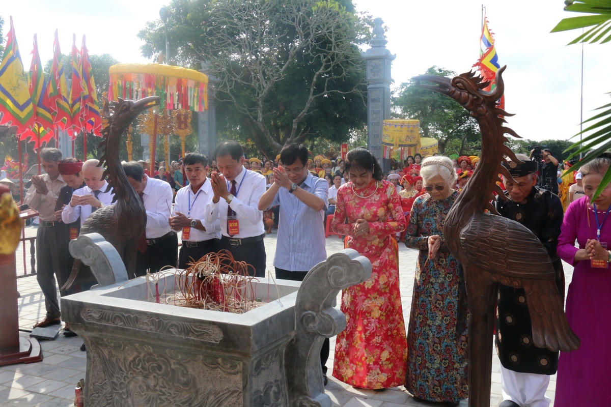 Ông Bùi Xuân Triệu, Uỷ viên Ban thường vụ Huyện ủy, Chủ tịch Uỷ ban MTTQ Việt Nam huyện Vụ Bản, cán bộ, nhân dân địa phương dâng hương tri ân các bậc tiền nhân có công với dân, với nước trong ngày đền được khánh thành.