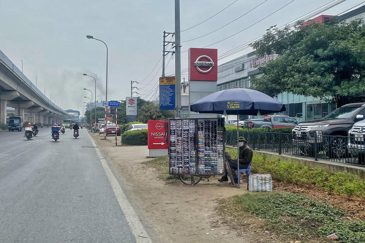 Hà Nội: Loạt nhà chờ xe buýt bị chiếm dụng, hàng quán bủa vây