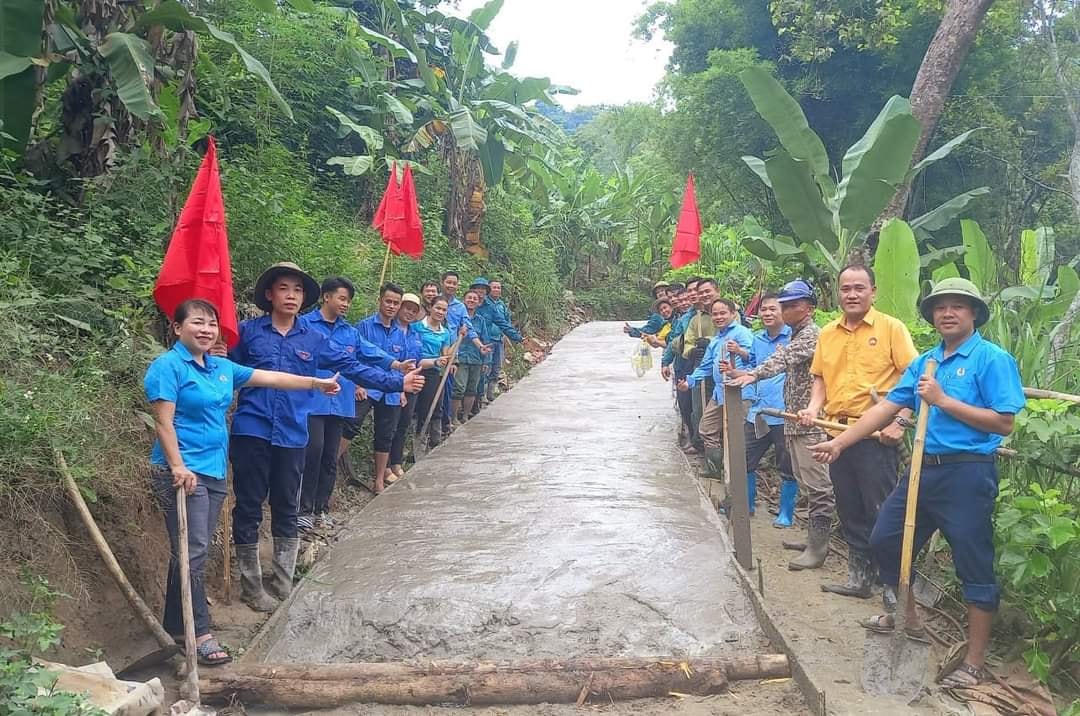 Người dân phấn khởi góp công, các tổ chức chính trị - xã hội hỗ trợ làm đường giao thông nông thôn theo nguồn kinh phí của Chương trình 1719 tại bản Lưu Thông, xã Lưu Kiều, huyện miền núi Tương Dương, Nghệ An.