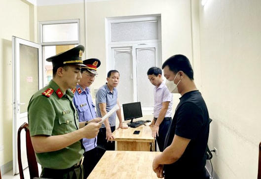 Cơ quan Công an đọc quyết định khởi tố đối với Phạm Văn Bằng.