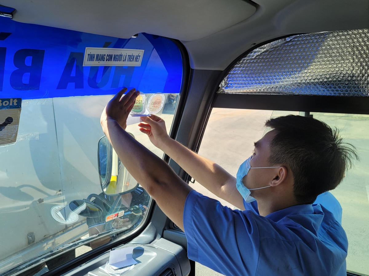 Anh Bùi Quang Thế (tài xế ở huyện Kim Bôi) cho biết: “Tôi và nhiều lái xe khác thực sự rất vui mừng khi Trung tâm đăng kiểm mở cửa trở lại. Tôi đến từ sáng sớm để xếp hàng vào đăng kiểm, từ nay mọi người sẽ không phải đi xa đến Xuân Mai, hay Phú Thọ để đăng kiểm xe như trước nữa, vô cùng thuận tiện”.