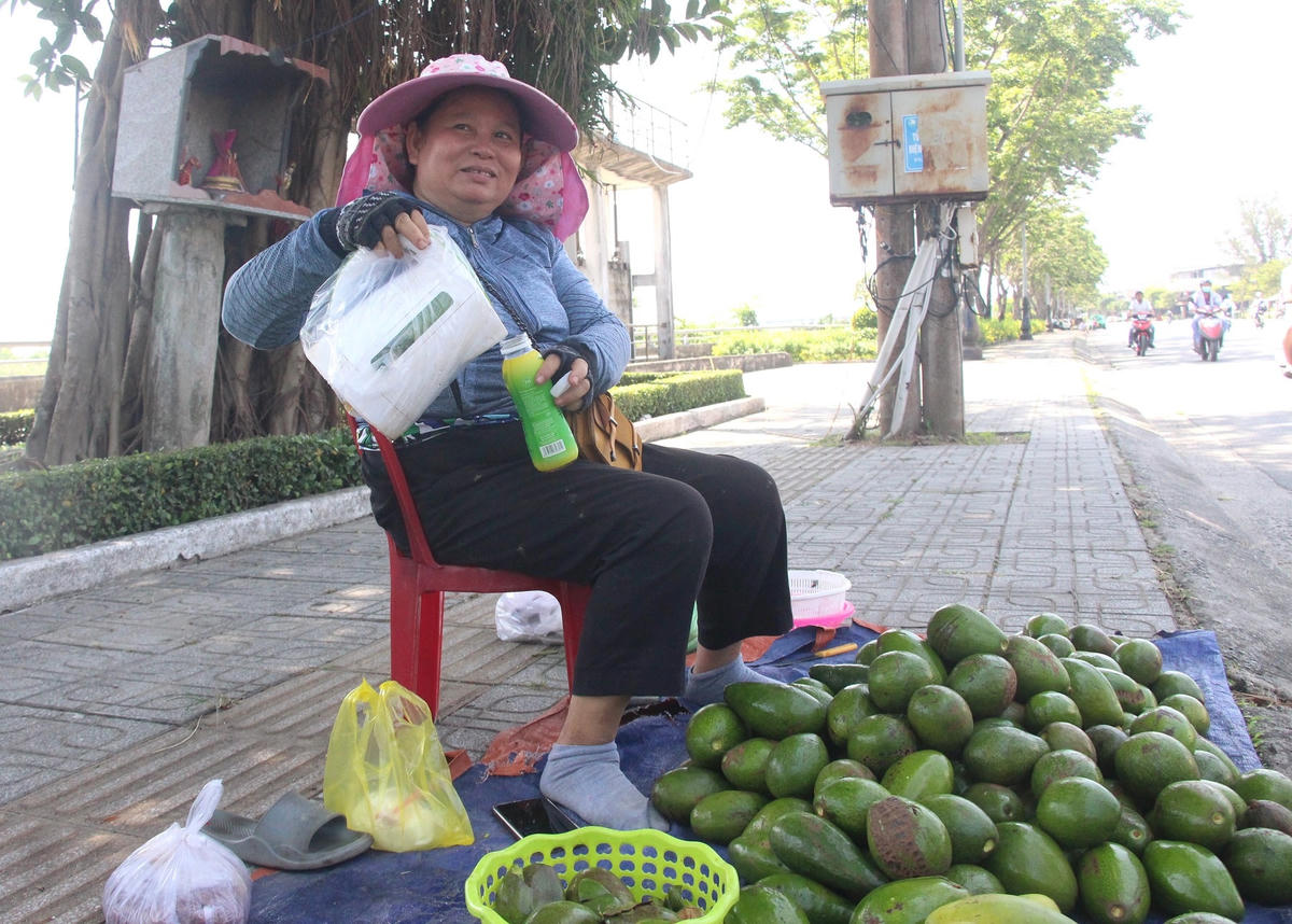 Cô Tâm tranh thủ uống nước để giải cơn khát cho cơ thể.