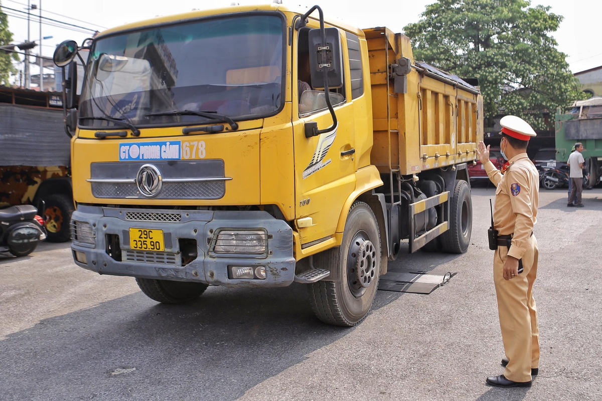 Với sự ra quân mạnh mẽ của lực lượng Cảnh sát và Thanh tra giao thông, tình trạng xe quá tải đã giảm. Ảnh: Lê Khánh.