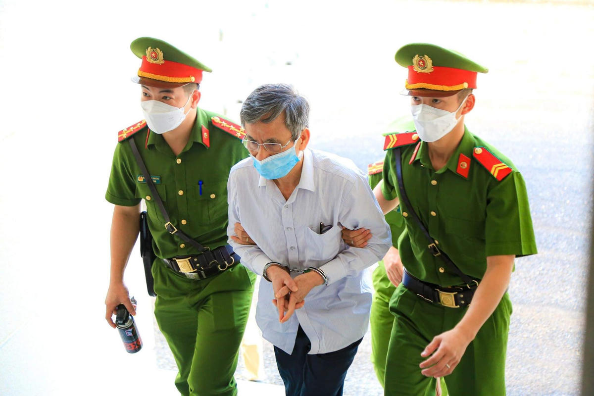 Cựu Bí thư Tỉnh ủy Bình Dương cùng các bị cáo bị áp giải đến tòa