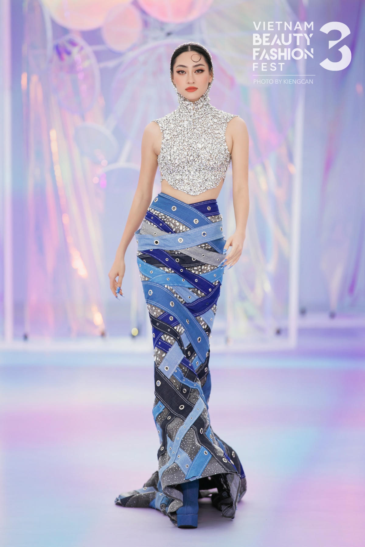 Hoa hậu Lương Thùy Linh diễn kết show với váy đuôi cá denim.