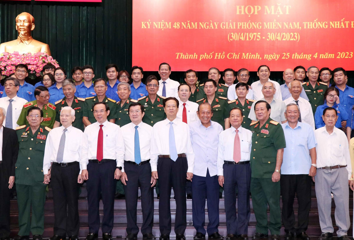 Các đại biểu chụp hình lưu niệm cùng đại diện lãnh đạo, nguyên lãnh đạo Đảng, Nhà nước tại buổi họp mặt.
