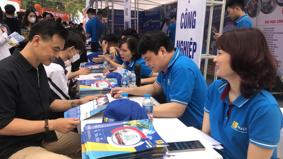 Đội ngũ chuyên gia tư vấn gồm 13 thành viên đến từ Bộ GDĐT, Bộ Quốc phòng, Bộ Công an, lãnh đạo nhiều đơn vị đào tạo lớn ở miền Bắc.
