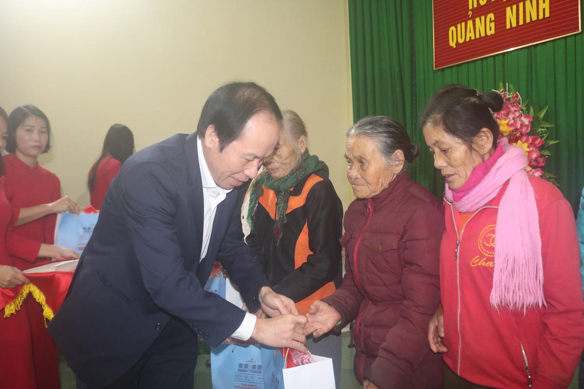 Tham gia đoàn công tác, ông Lê Tiến Châu, Ủy viên Trung ương Đảng, Phó Chủ tịch - Tổng Thư ký Ủy ban Trung ương MTTQ Việt Nam trao tặng quà Tết cho người nghèo ở huyện Quảng Ninh, Quảng Bình.