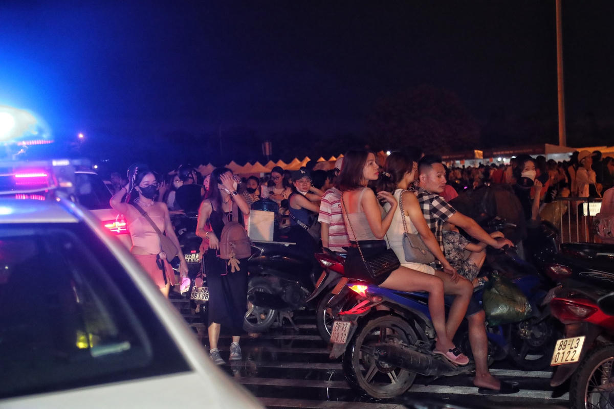 Fans 'không vé' tập trung bên ngoài sân Mỹ Đình để nghe Blackpink hát