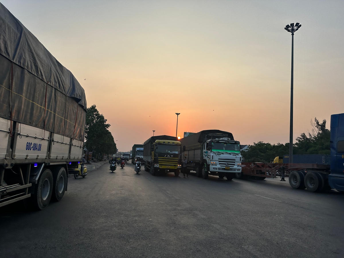 Bật đèn ưu tiên dừng đỗ kín cả hai làn đường trong và ngoài khiến giao thông thêm phần hỗn loạn. Ảnh: Mạnh Thìn.