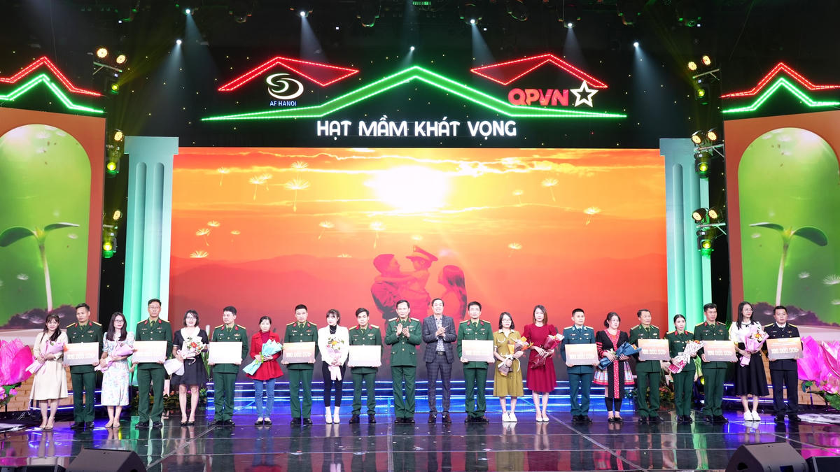 Trao quyết định 10 ca thụ tinh trong ống nghiệm miễn phí 100% cho 10 gia đình quân nhân năm 2022. 