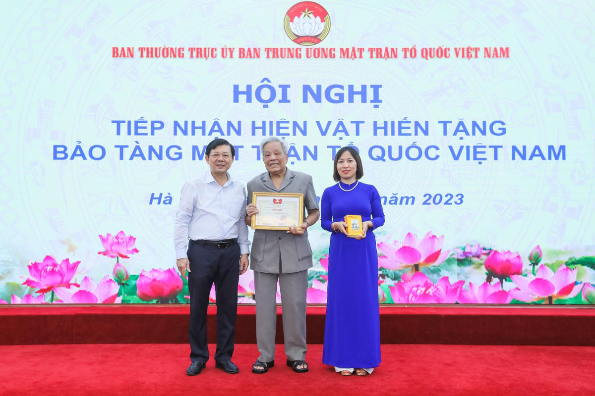 Phó Chủ tịch Nguyễn Hữu Dũng tiếp nhận hiện vật và trao giấy ghi nhận cho ông Nguyễn Túc, Ủy viên Đoàn Chủ tịch, Chủ nhiệm Hội đồng Tư vấn Văn hóa UBTƯ MTTQ Việt Nam.