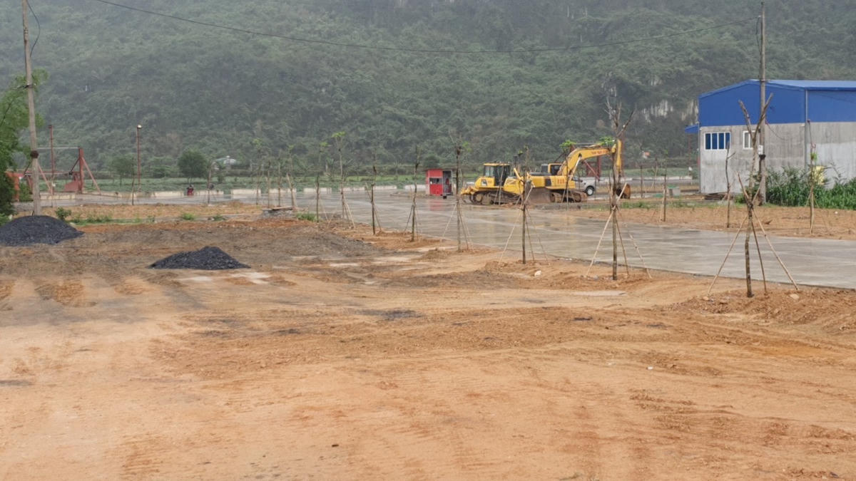 Một số bến thủy chưa được cấp phép hoạt động đang được xây dựng tại xã Yên Bồng, huyện Lạc Thủy.