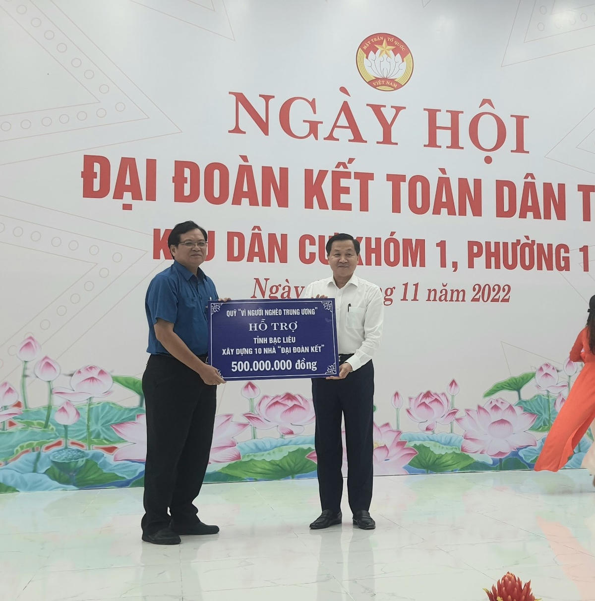 Phó Thủ tướng Chính phủ Lê Minh Khái trao tặng tỉnh Bạc Liêu 10 căn nhà Đại đoàn kết trị giá 500 triệu đồng.