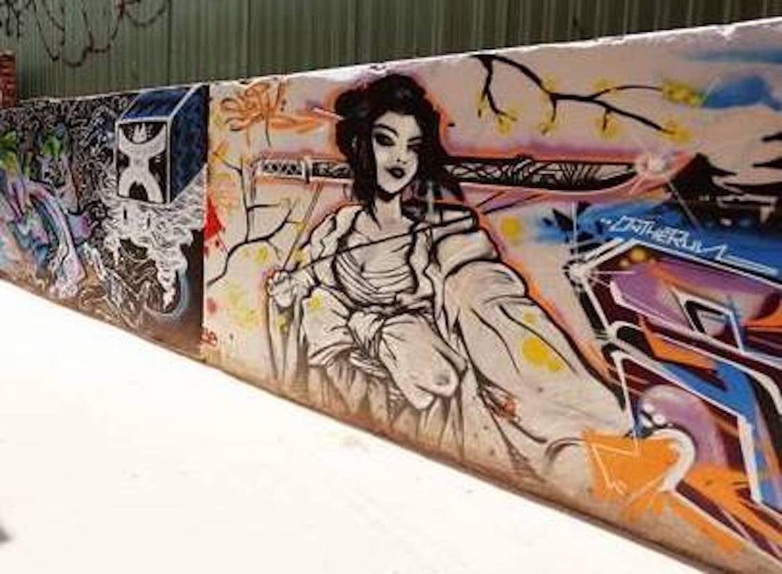 Những hình ảnh lợi dụng nghệ thuật Graffiti bôi bẩn không gian công cộng diễn ra khá phổ biến tại TP HCM.