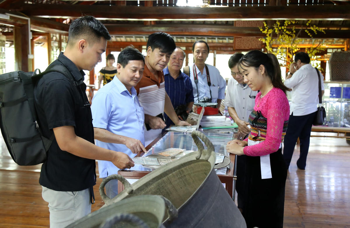 Các đại biểu tham quan Bảo tàng Thái Mai Châu tại thị trấn Mai Châu để khơi nguồn cảm hứng.