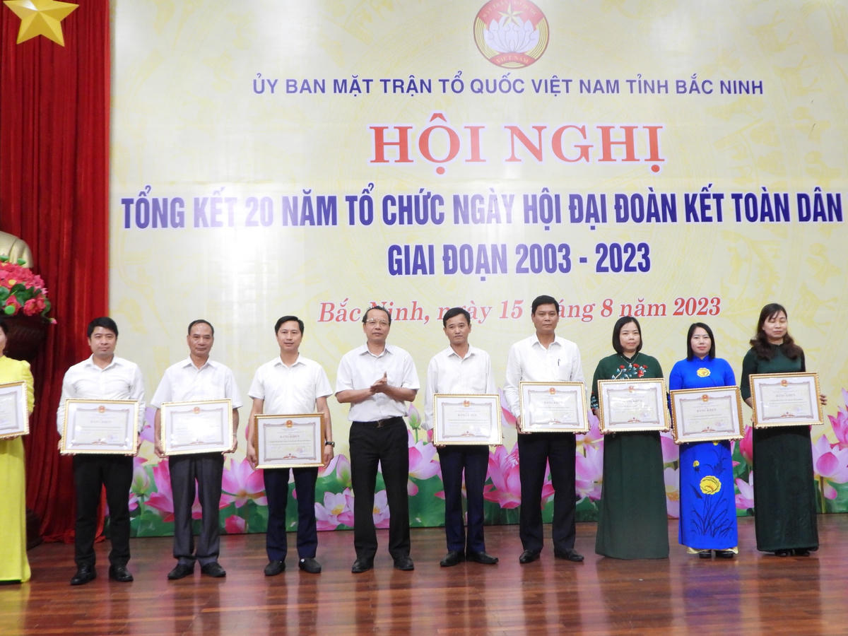Phó Bí thư Thường trực Tỉnh ủy, Chủ tịch HĐND tỉnh Bắc Ninh Nguyễn Quốc Chung trao bằng khen cho các tổ chức, cá nhân có thành tích xuất sắc.