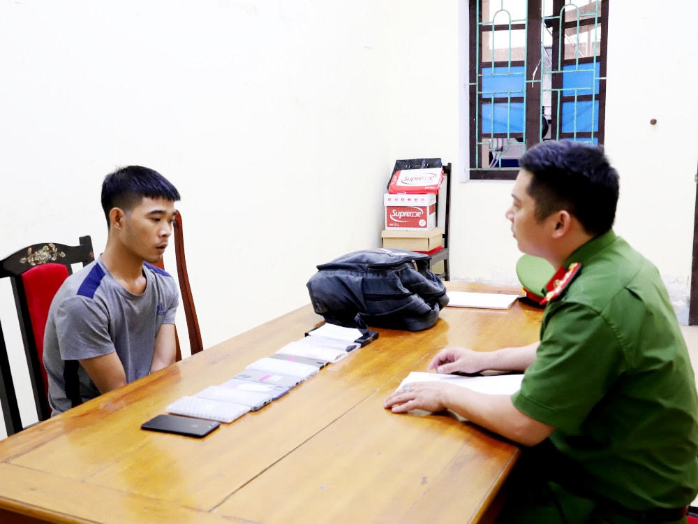 Cơ quan công an lấy lời khai Phạm Văn Sáng.