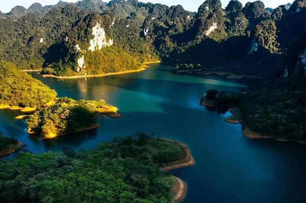 Rừng núi, biển nước mênh mông, cảnh sắc nguyên sơ mộc mạc... tạo nên một tác phẩm nghệ thuật hiếm có, làm ngẩn ngơ du khách.