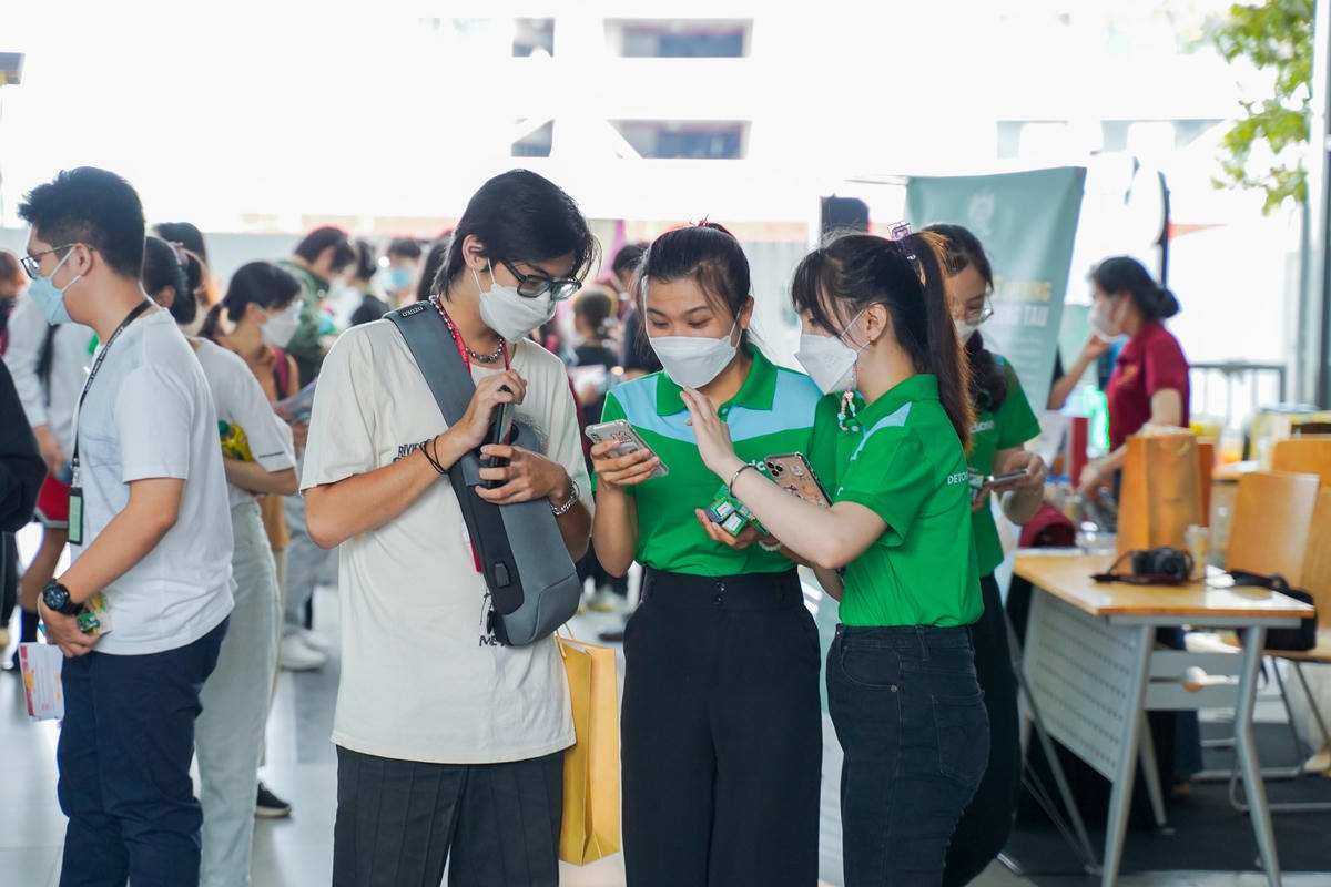 Khá đông sinh viên có mặt tại ngày hội để tìm kiếm việc làm.