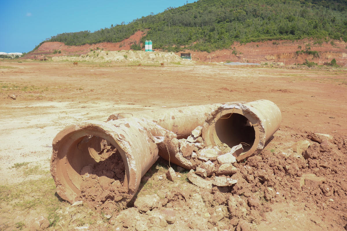 Ống cống vứt ngổn ngang.