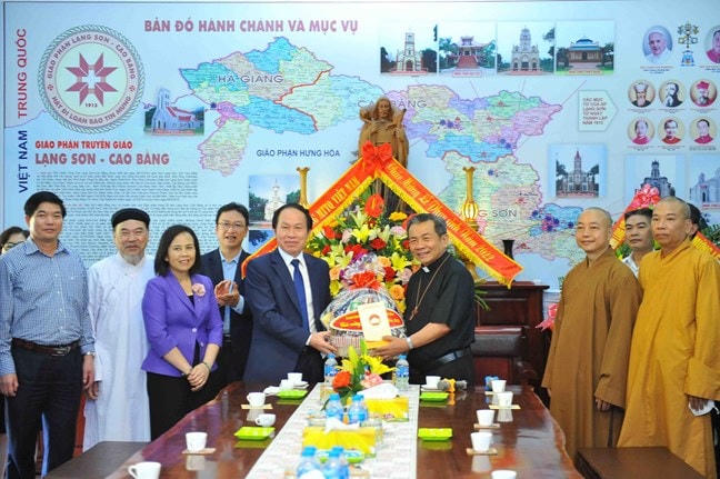 Phó Chủ tịch - Tổng Thư ký UBTƯ MTTQ Việt Nam Lê Tiến Châu tặng hoa và quà chúc mừng Giáo phận Lạng Sơn – Cao Bằng.