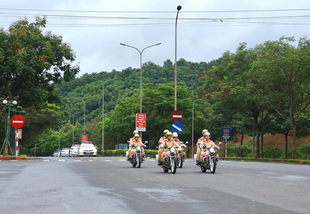 Lực lượng Công an các huyện, thành phố và các ngành chức năng đã tiến hành diễu hành qua một số tuyến đường trên địa bàn.
