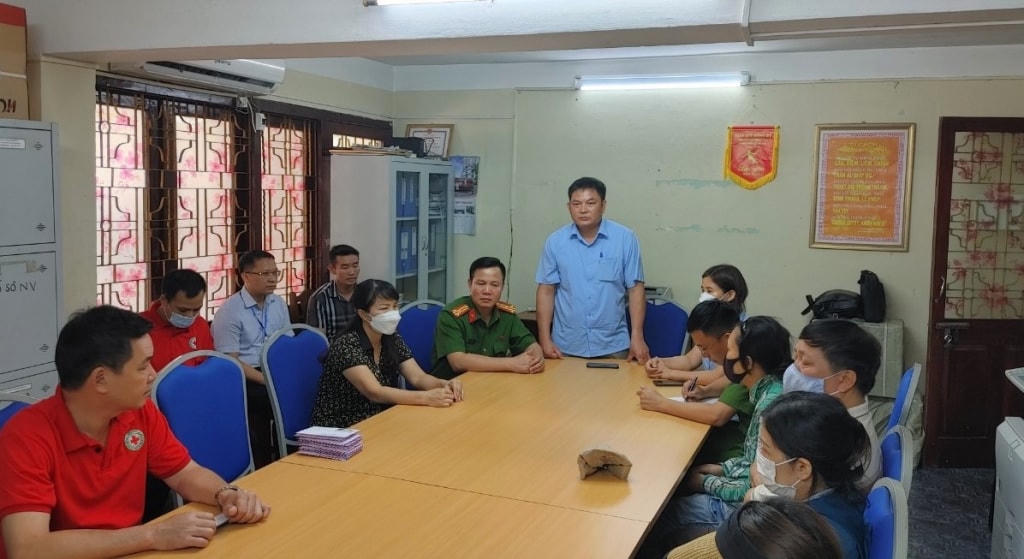 Lãnh đạo UBND TP Móng Cái động viên, chia sẻ với các hộ kinh doanh những khó khăn khi nhà bị cháy. Ảnh: Thu Hằng.