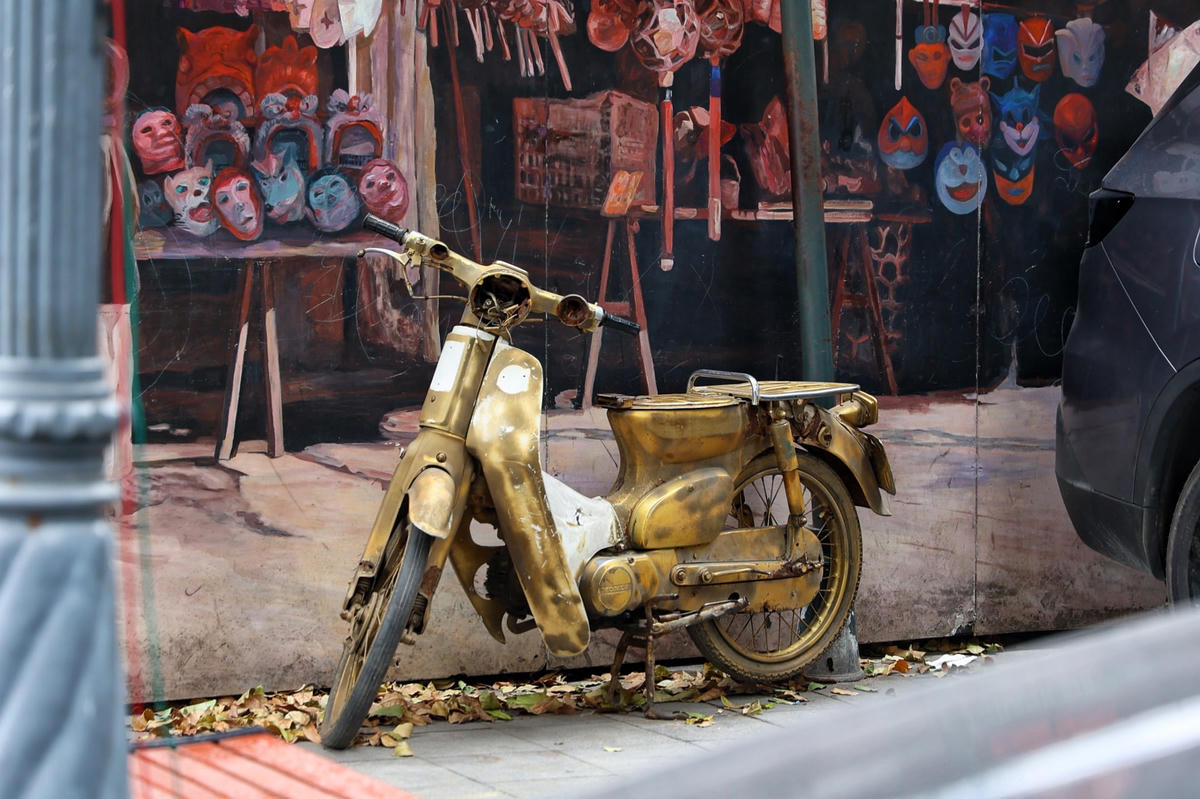 Chiếc xe máy "kim vàng giọt lệ" phai màu nằm chỏng chơ mất mỹ quan đô thị.