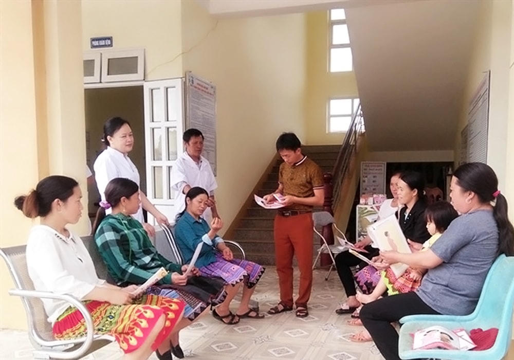 Cán bộ huyện Mai Châu, tỉnh Hoà Bình phối hợp với cán bộ Trạm y tế xã Pà Cò tuyên truyền về tác hại của tảo hôn đến người dân. Ảnh: Thu Thủy.
